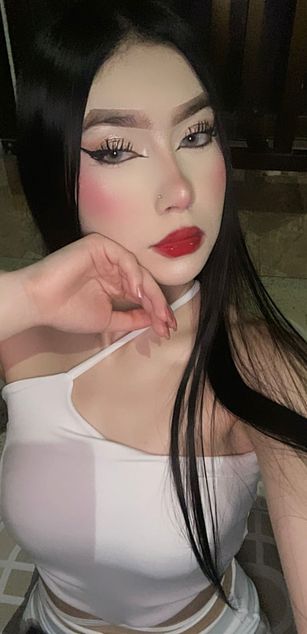 Model - BellaDalthon feet