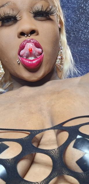 Model - Akelia-Too-Nasty Ebony