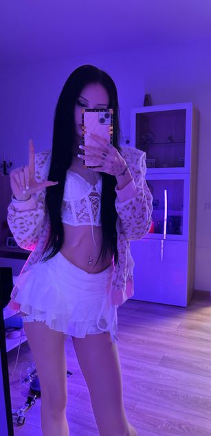 Model - MoonlightQueen femdom