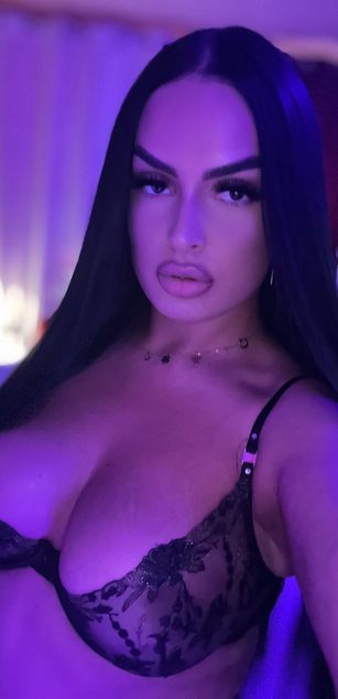 Model - Roberta Lopez curvy