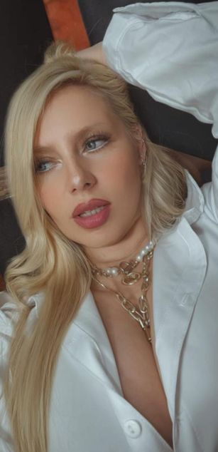 Model - AVRIL elegant