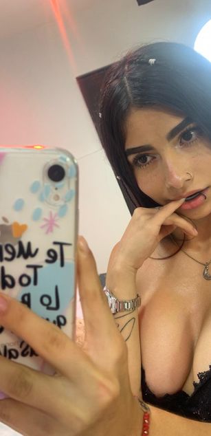 Model - Kim Luna deepthroat