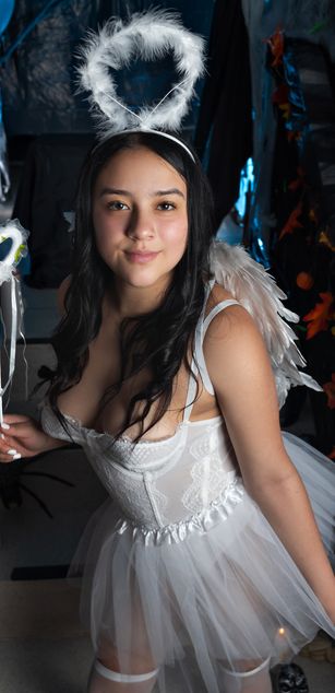 Model - Amy Ferreira deepthroat