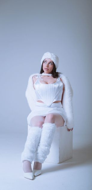 Model - Luna Night blowjob