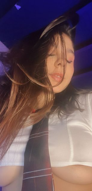 Model - Natalia Saenz toys