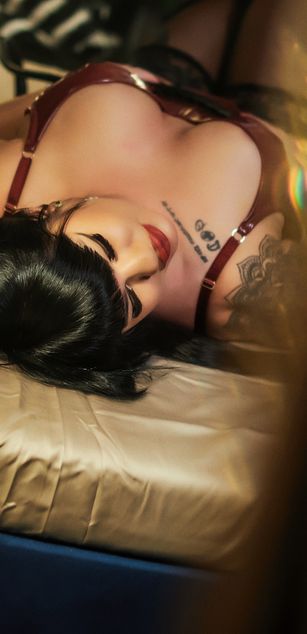 Model - VelvetValeska curvy