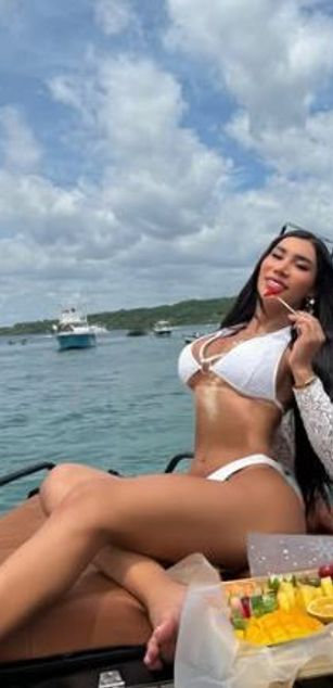 Model - Laura Candice dildo