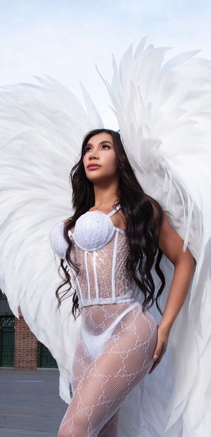 Model - Laura Candice dildo