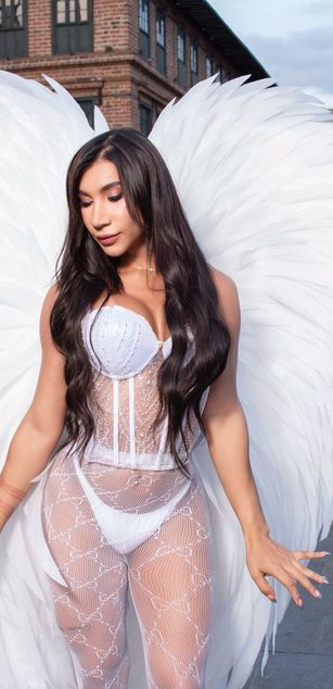 Model - Laura Candice dildo