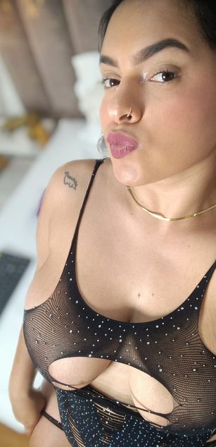 Model - Ambar SM deepthroat