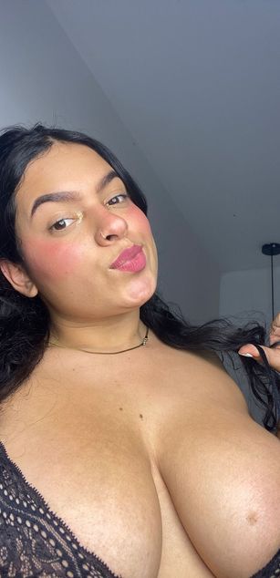 Model - Ambar SM deepthroat