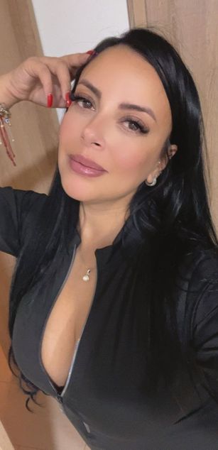 Model - Antonella Blake curvy