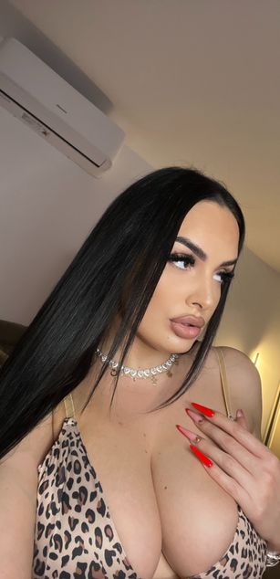 Model - Roberta Lopez curvy