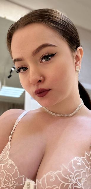 Model - MilanaKowal curvy