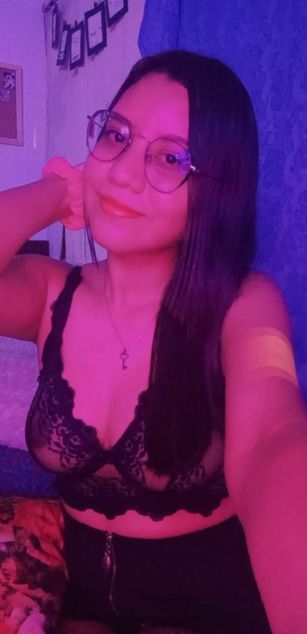 Model - Lola Gibson lesbian