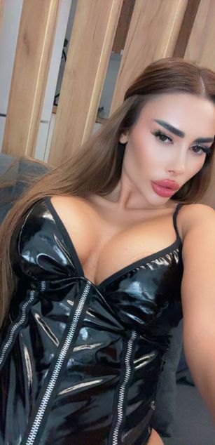 Model - GoddessV curvy