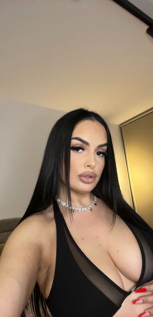 Model - Roberta Lopez curvy