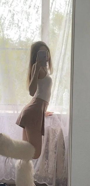 Model - Nicole Brownie feet