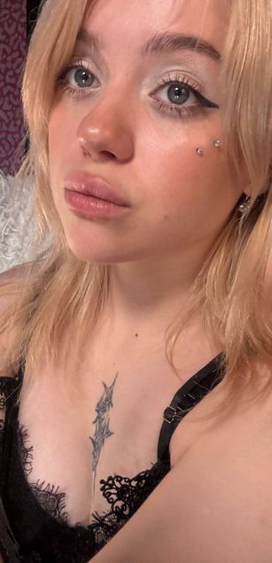 Model - Cassie Blondie dirtytalk