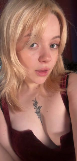 Model - Cassie Blondie dirtytalk