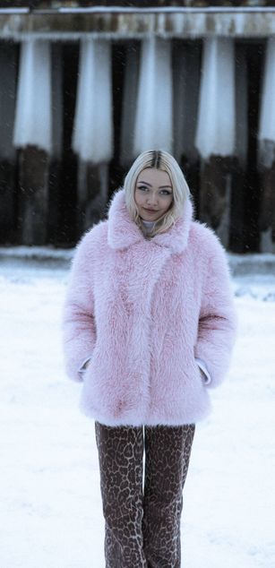 Model - Lina Lirian sexy