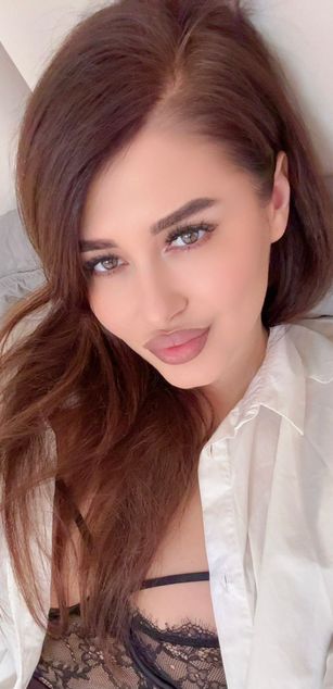 Model - Mellody boobs