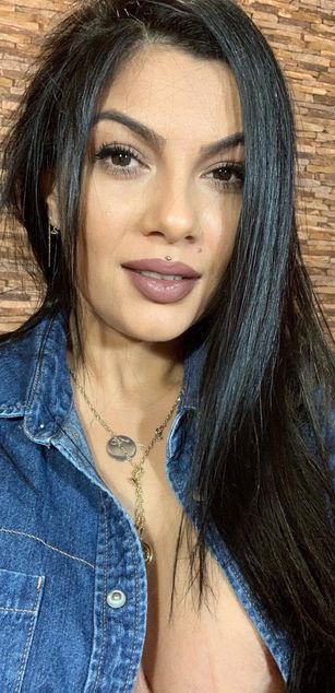 Model - KiraDesiree dildo