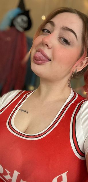 Model - KellyMoors curvy