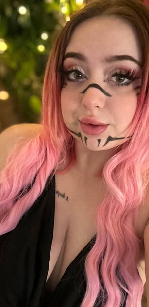 Model - KellyMoors curvy