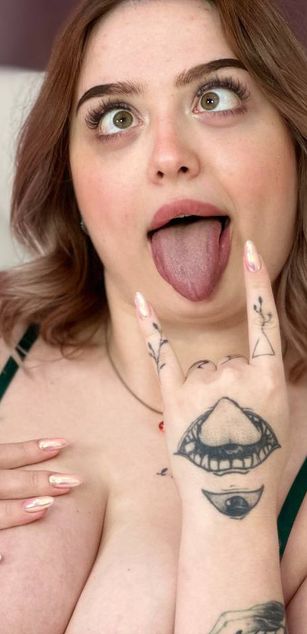 Model - KellyMoors curvy