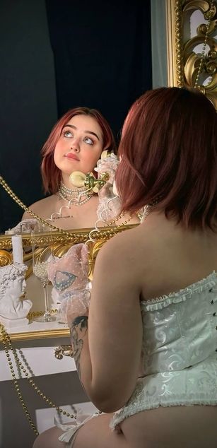 Model - KellyMoors curvy