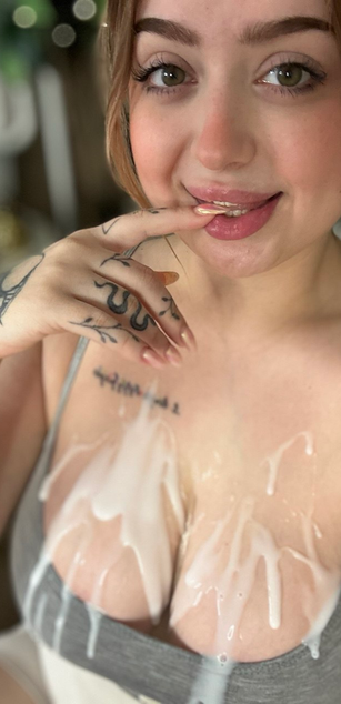 Model - KellyMoors curvy