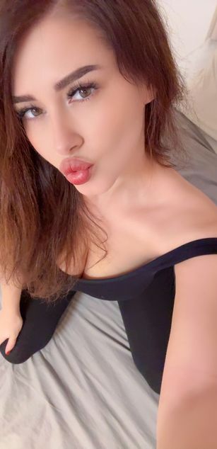 Model - Mellody boobs