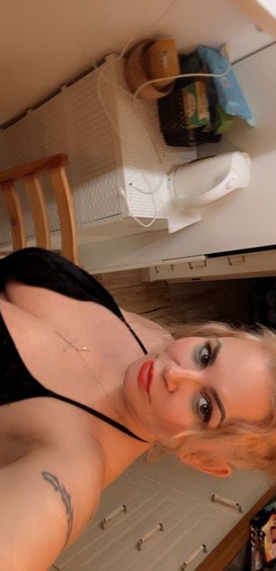 Model - Elliza kinky