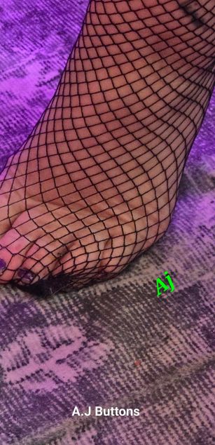 Model - A.J Buttons MILF