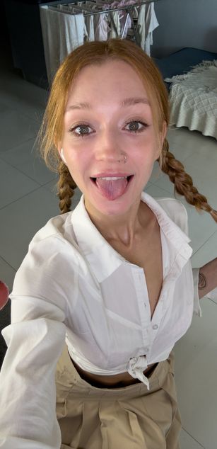 Model - Lola Parker dildo