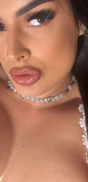 Model - Roberta Lopez curvy