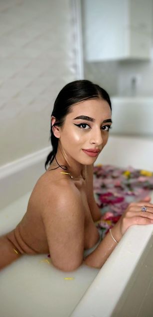 Model - Lilith Capri boobs