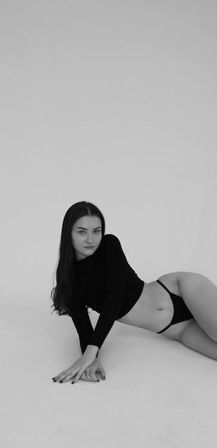 Model - Lessie naked
