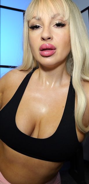 Model - Maxi Lipz dirtytalk