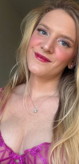Model - Aurora pawg