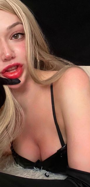 Model - Miss Kiki fetish