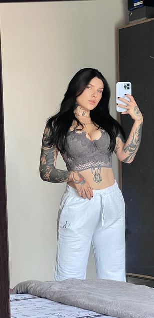 Model - Pauline Harth bigass