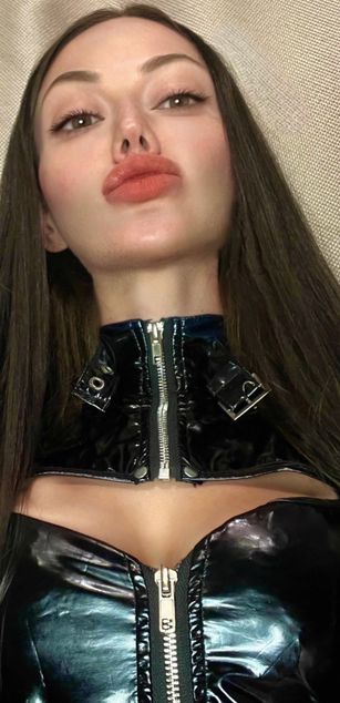 Model - GODDESS KIKI fetish