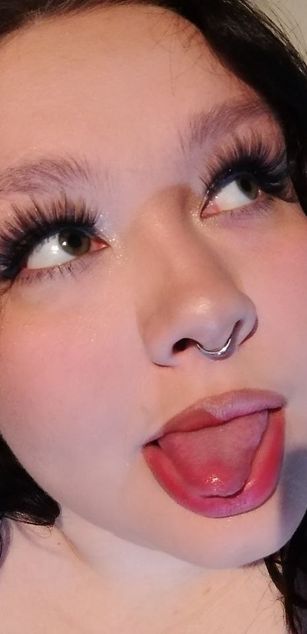 Model - Lily deepthroat