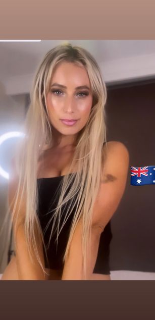 Model - Missy_matrix dildo