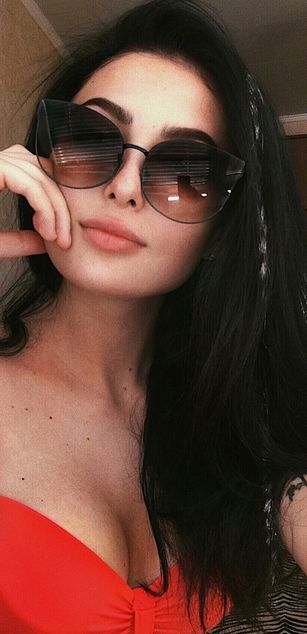 Model - Elina Sera pussy