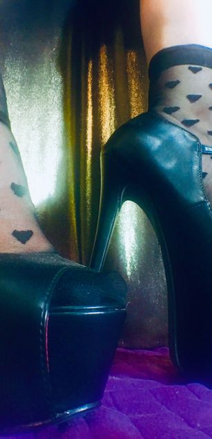 Model - MistressHotwifeVenus dominatrix