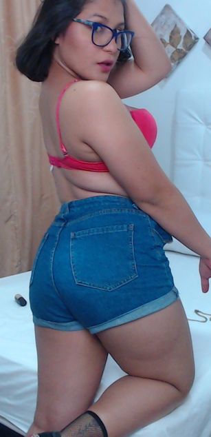 Model - Adele Haze cum