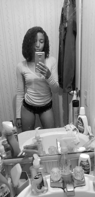 Model - Ellyette teen